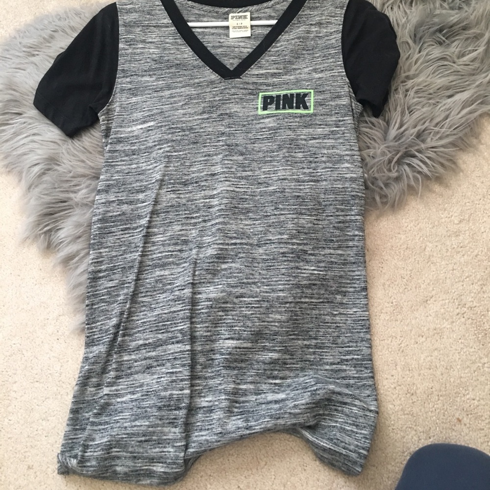 VS PINK T 🌻 - Picture 2 of 4